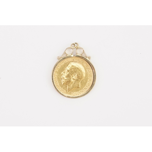 165 - A mounted 1913 London mint George V sovereign. George and dragon on reverse, in a 9ct gold mount. We... 