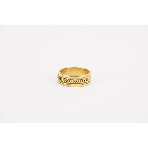 157 - An 18ct Gold Curb Link design & Rope Twist Border Wedding Band. Weighing: 6.6 grams.