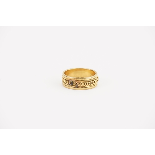 157 - An 18ct Gold Curb Link design & Rope Twist Border Wedding Band. Weighing: 6.6 grams.