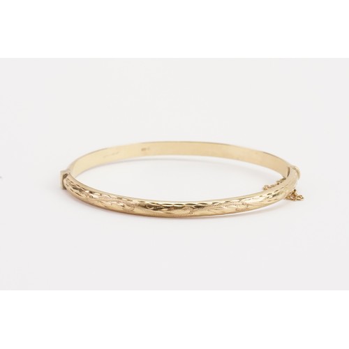 136 - A sweet 9ct gold gate bracelet with safety chain & engraved decoration.