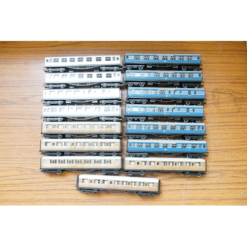 240 - A Collection Model Railway Coaches to include 6 x 