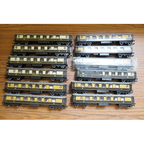 241 - A Collection of 12 x Model Railway 