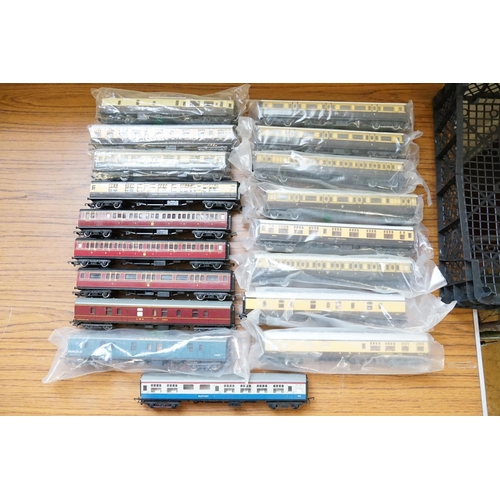 242 - A Collection of 20 x Model Railway Coaches with various liveries mostly Great Western.