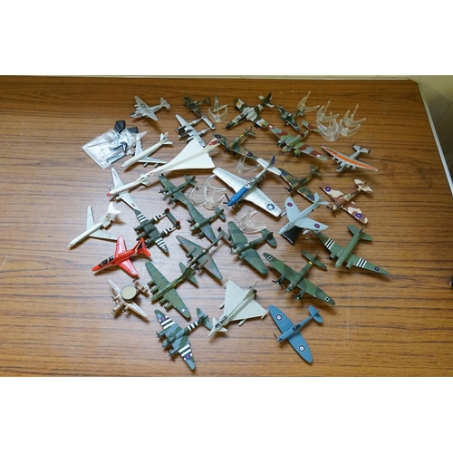 159 - A Collection of 20+ unboxed model planes.