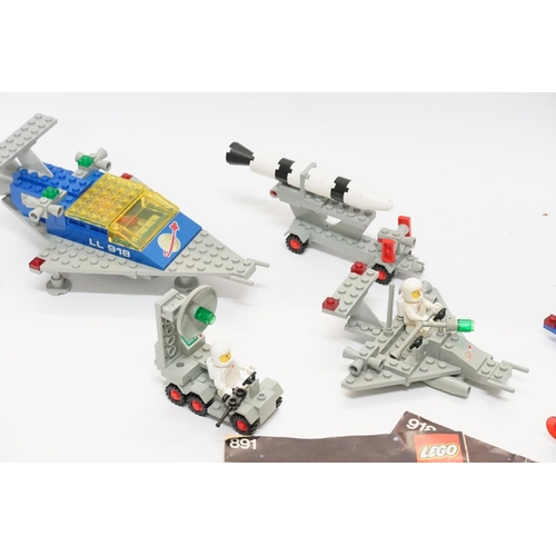 535 - A Collection of Vintage LEGO Classic Space to include 897, 891, 918, 6820, 6825 & 6872.