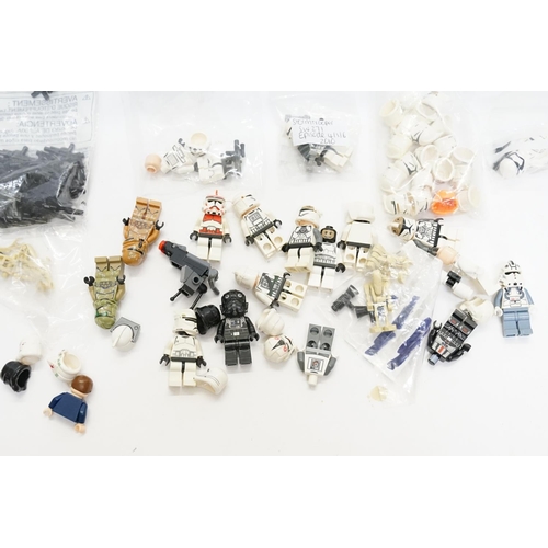 523 - A Collection of LEGO Star Wars to include Storm Troopers, Droids & accessories.