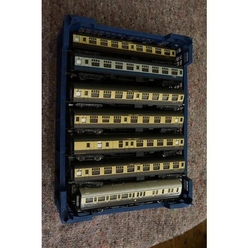 245 - A Collection of 20 x Model Railway Coaches to include Inter-City & Great Western.