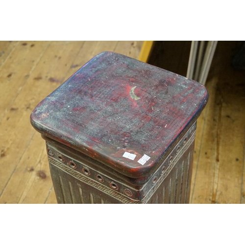 601 - A modern Patinated Pedestal in decoration. Measuring: 72cms high.