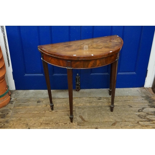 605 - A Georgian Flame Mahogany veneered Fold-Over Top Card Table with cross banded decoration resting on ... 