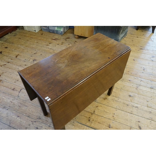 668 - A Georgian Mahogany Drop Flap Dining Room Table resting on square legs. Measuring: 92cms across x 71... 