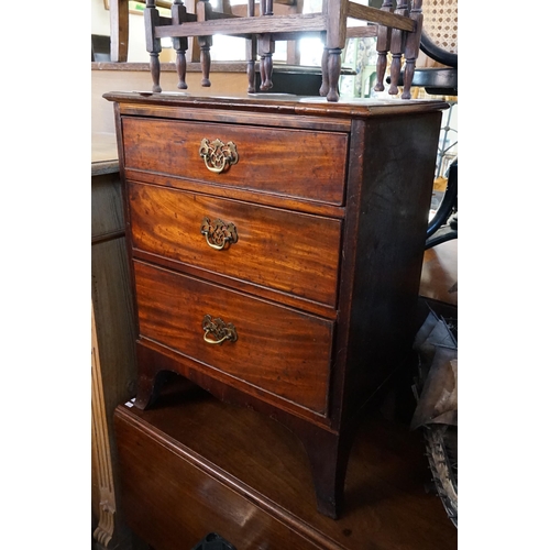 669 - A Victorian Mahogany Chest of Drawers with Brass Handles & resting on swept Bracket Feet. Measuring:... 