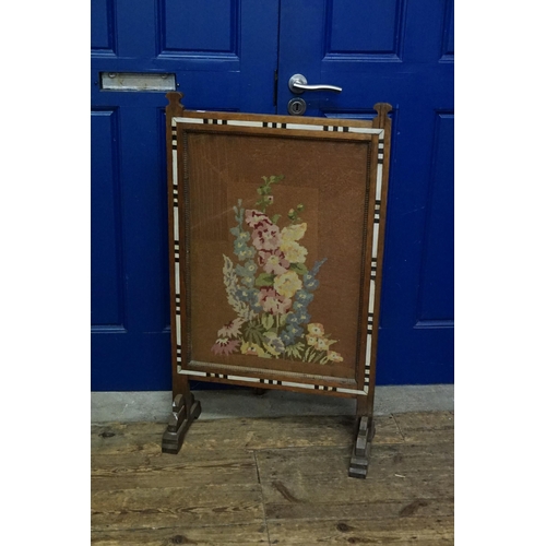 581 - A 1920s Tapestry Wool Work Fire Screen contained in an Ornate Oak surround.