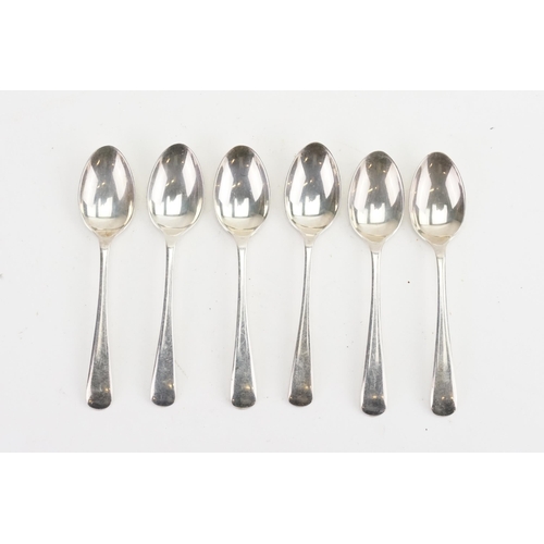 29 - A set of 6 silver 1972 teaspoons. Weight 74g.