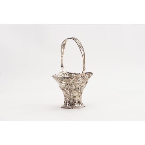 34 - A 1901 Silver Sheffield Foreign marked swing basket, pierced decoration made by Samuel Boyce (or Boa... 