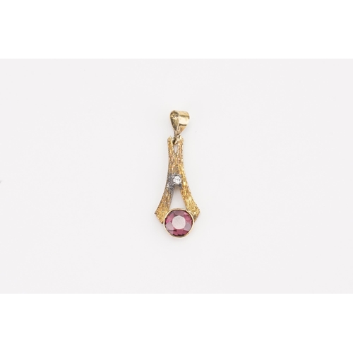 101 - A garnet and diamond set pendant. Weight 1.8g.l