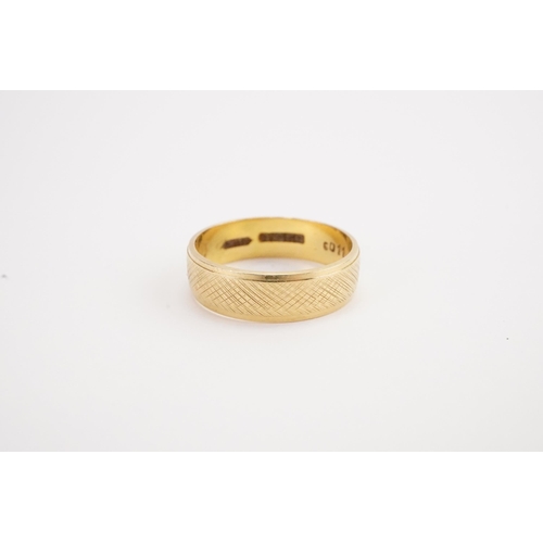 121 - A 18ct gold wedding band. Weight 4.6g. Size P.