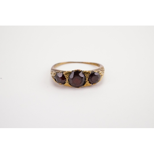 132 - A 9ct gold garnet set ring. Weight 2g.