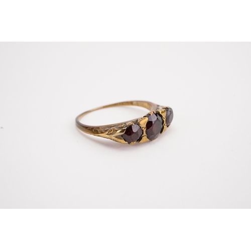 132 - A 9ct gold garnet set ring. Weight 2g.