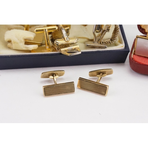 118 - A collection of cufflinks to include 9ct gold cufflinks. Weight 5.5g.