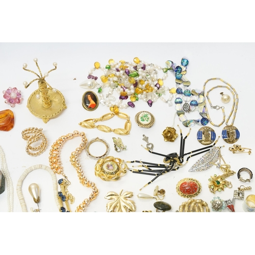 178 - A Collection of Costume Jewellery to include Brooches, Chains, Bangles, Beads, Earrings, etc