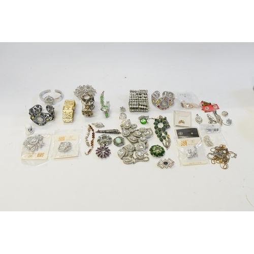 179 - A collection of costume jewellery, to include bracelets etc.