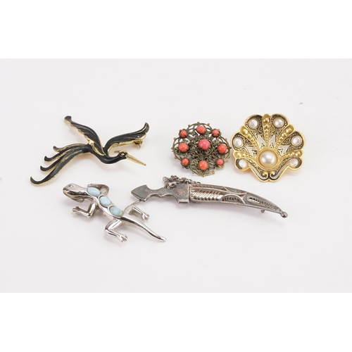 185 - A collection of costume to include a lizzard brooch, shell design brooch, silver kukri etc.