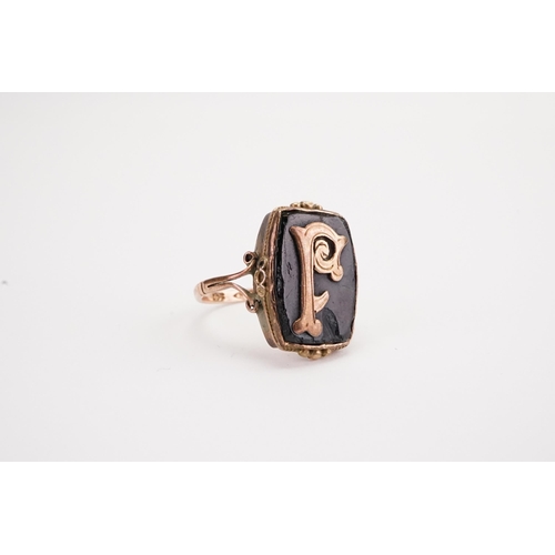 142 - A 9ct Rose Gold and Onyx Set Ring. Weight: 3.1grams. Size P.