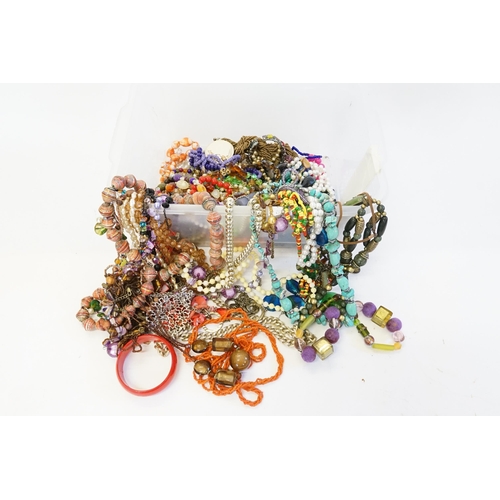 195 - A collection of costume jewellery to include bangles, bead necklaces etc.