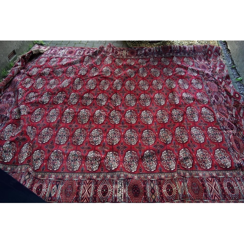 620 - A Persian design all over floral patterned carpet, decorated with flowers. Measures: 270 x 355