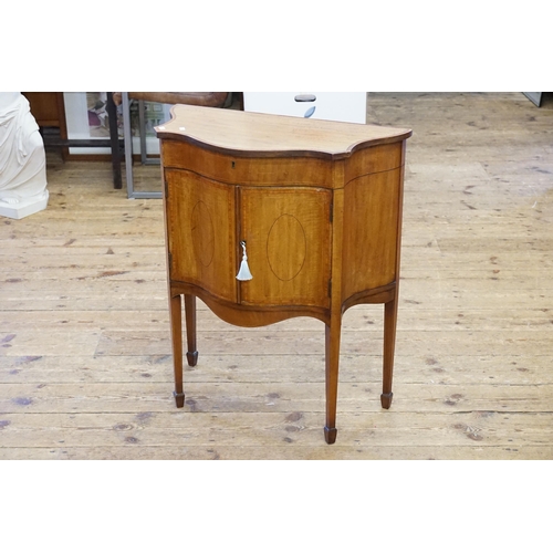 521 - A Edwardian satinwood inlaid bow front vanity sideboard. Resting on square tapering legs and fitted ... 