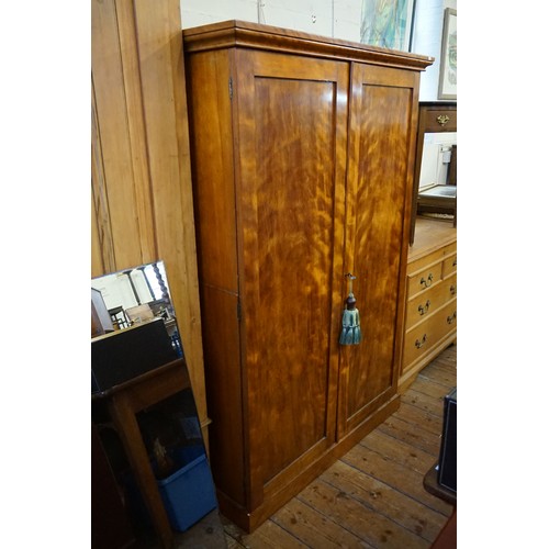 582 - A Late 19th Century Chestnut Linen Press with Sliding Shelves & Drawers Below. Measuring: 114cms acr... 