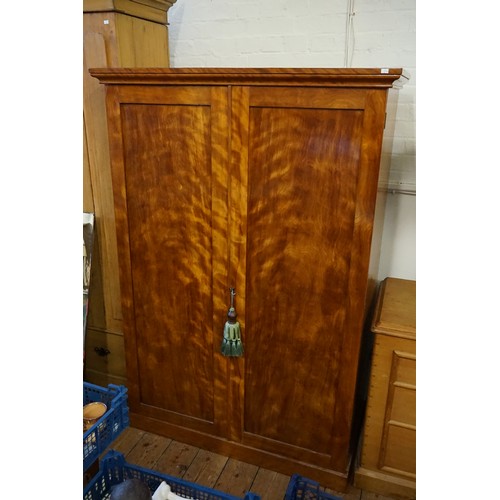 582 - A Late 19th Century Chestnut Linen Press with Sliding Shelves & Drawers Below. Measuring: 114cms acr... 