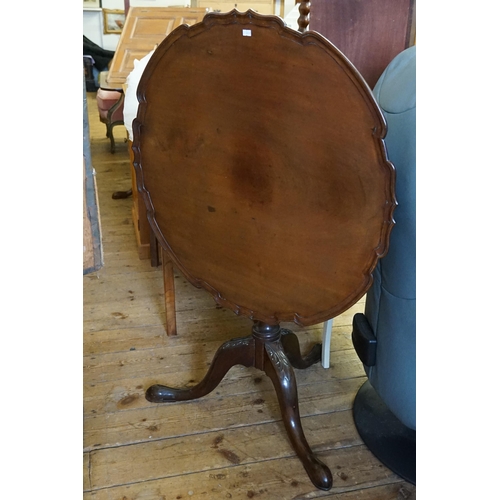 561 - A Georgian design Mahogany Chippendale Tilt Top Tea Table on an acanthus base of Nice Colour. Measur... 