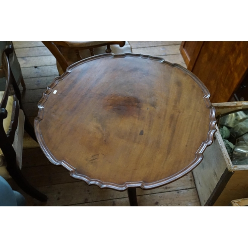 561 - A Georgian design Mahogany Chippendale Tilt Top Tea Table on an acanthus base of Nice Colour. Measur... 