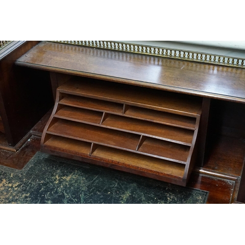 587 - An Edwardian Mahogany Gentleman's Desk fitted with Side Drawers, Drop Down Letter Compendium, Brass ... 