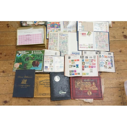 322 - A Collection of 19 x Stamp Albums along with some loose Stamps. Needs Viewing.