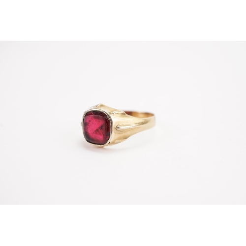 165 - A gold garnet set ring. Size M. Weight  1.9g.