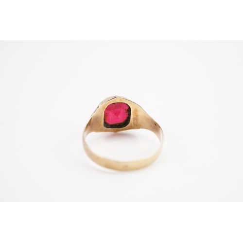 165 - A gold garnet set ring. Size M. Weight  1.9g.