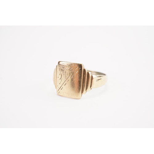 166 - A 9ct gold signet ring. Weight 3.1g. Size S.