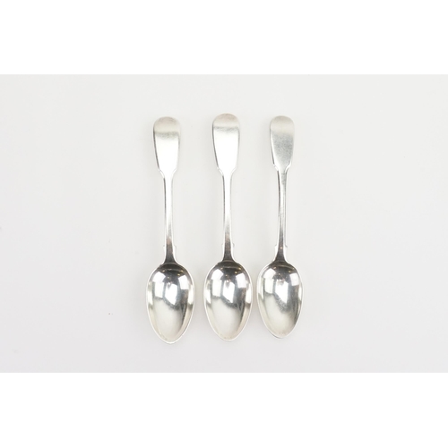 91 - A set of three 1822 and 1833 silver spoons. Weight 83g.