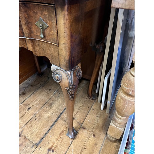 590 - A Queen Anne design Walnut veneered Cross Banded Ladies Dressing Table of Serpentine Fronted Form re... 