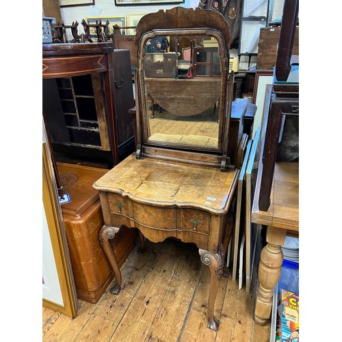 590 - A Queen Anne design Walnut veneered Cross Banded Ladies Dressing Table of Serpentine Fronted Form re... 