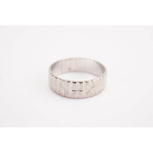 141 - A 18ct white gold engraved band. Weight 4.5g Size P.