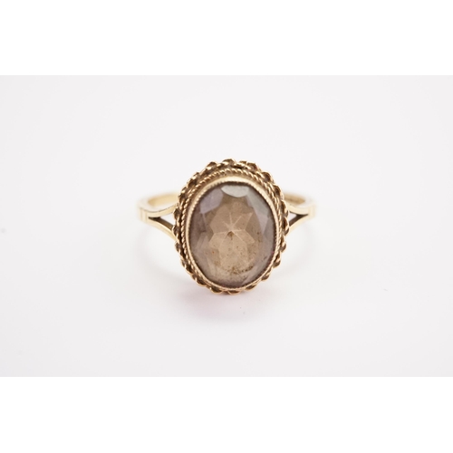 144 - A 9ct gold quartz set ring. Weight 3.2g. Size R.