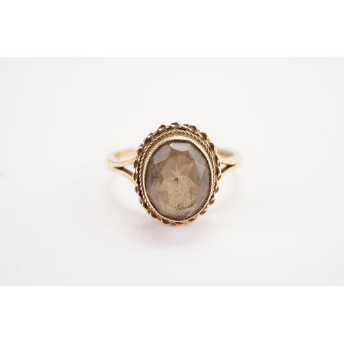 144 - A 9ct gold quartz set ring. Weight 3.2g. Size R.