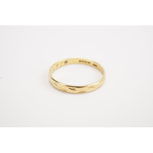 108 - A 18ct gold wedding band. Weight 2.1g. Size R.