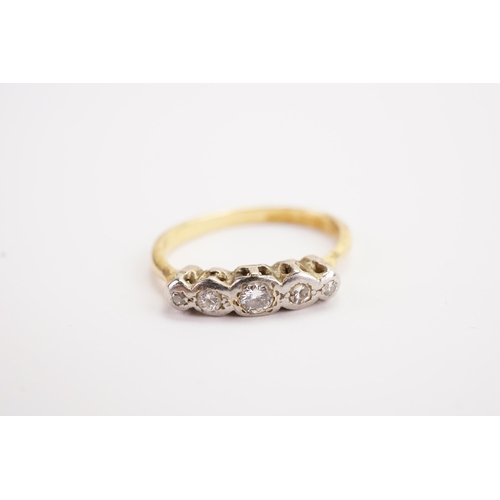 116 - A 18ct gold and diamond set ring, set with 5 diamonds. Weight 2.9g.