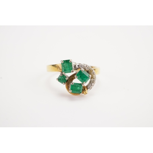 117 - A 14ct gold paste and emerald set ring. Weight 3.9g. Size O.