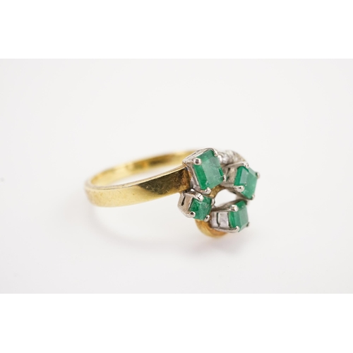 117 - A 14ct gold paste and emerald set ring. Weight 3.9g. Size O.