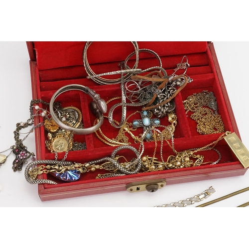 160 - A collection of costume jewellery, to include a snake head chain, along with various other costume.